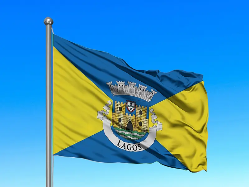 Bandeira do Município de Lagos em mastro