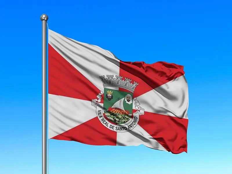 Bandeira do Município de Vila Real de Santo António em mastro