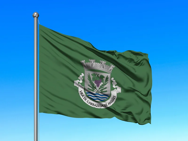 Bandeira do Município de Carrazeda de Ansiães em mastro