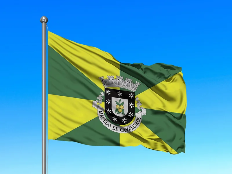 Bandeira do Município de Macedo de Cavaleiros em mastro