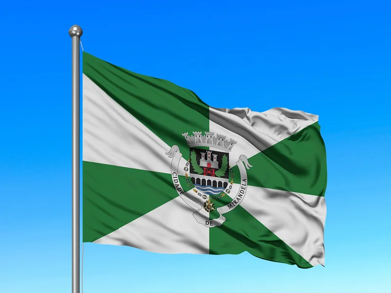 Bandeira do Município de Mirandela em mastro
