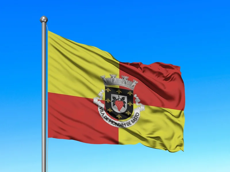 Bandeira do Município de Mondim de Basto em mastro