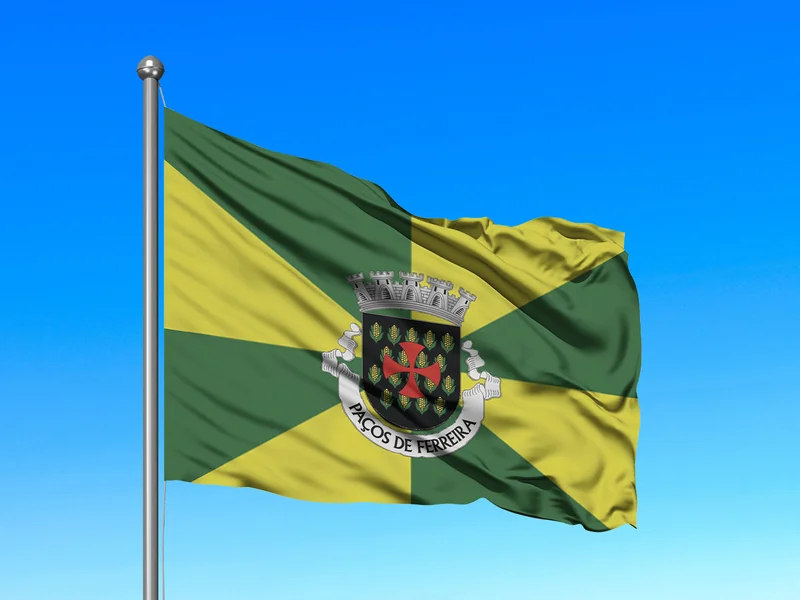 Bandeira do Município de Paços de Ferreira em mastro