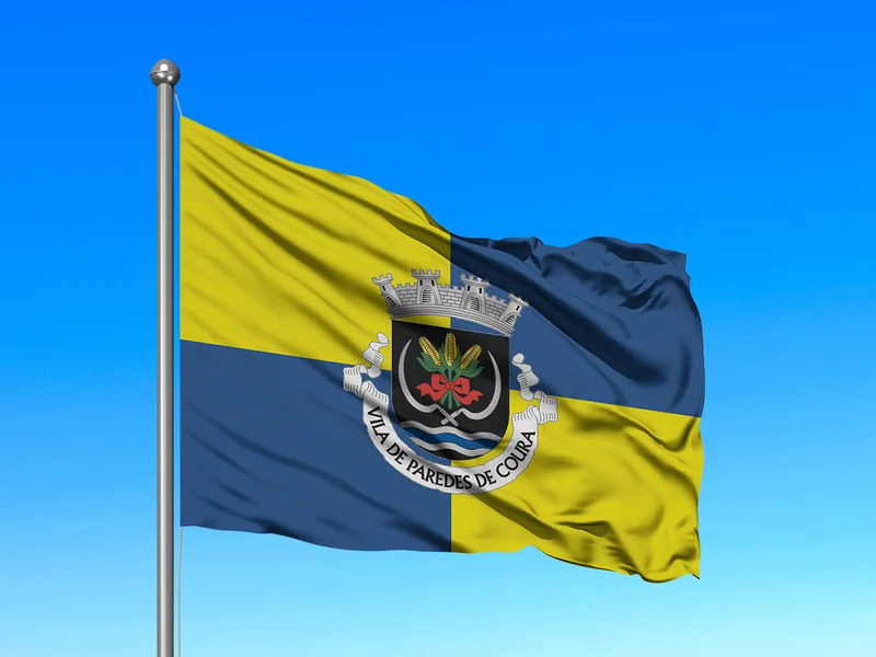 Bandeira do Município de Paredes de Coura em mastro