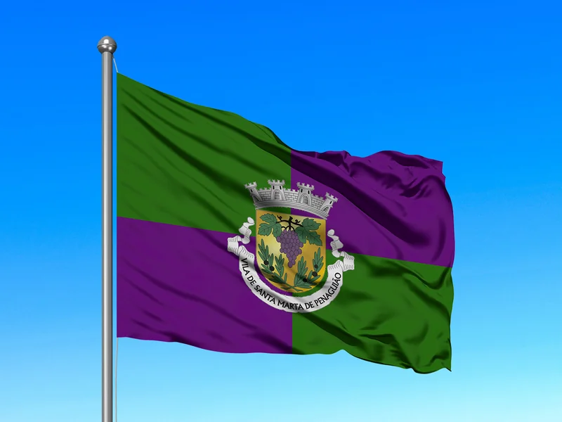 Bandeira do Município de Santa Marta de Penaguião em mastro