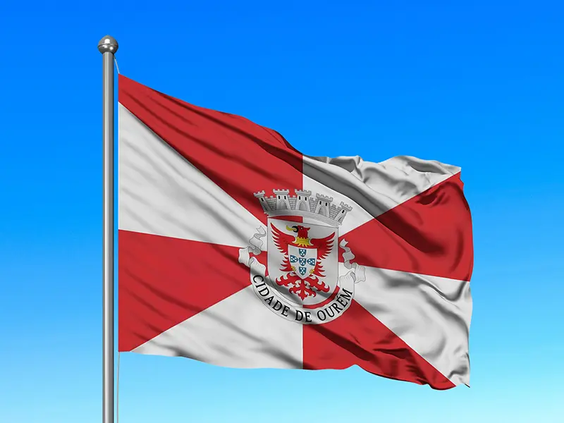 Bandeira do Município de Ourém em mastro