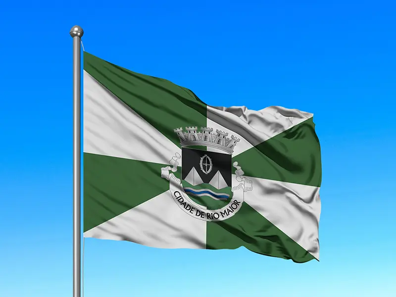 Bandeira do Município de Rio Maior em mastro